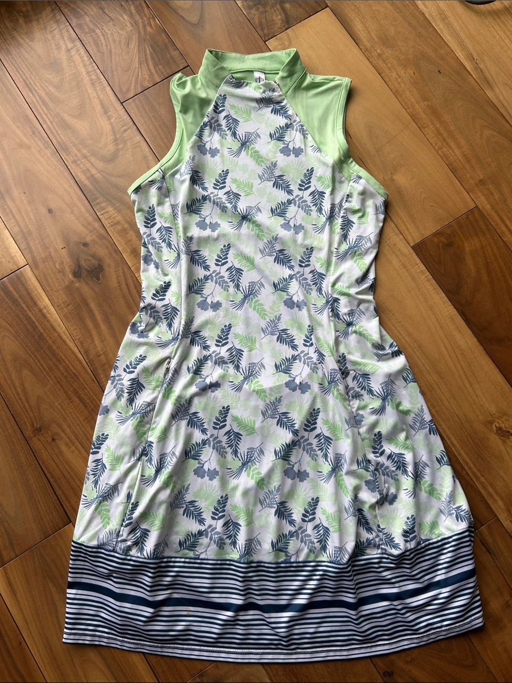 Sleeveless Leaf-Print Golf Dress in Lime & Navy